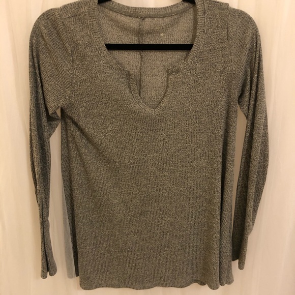 DONATED to local social worker🙏 Hollister Long sleeve v-neck ribbed top - Picture 1 of 3